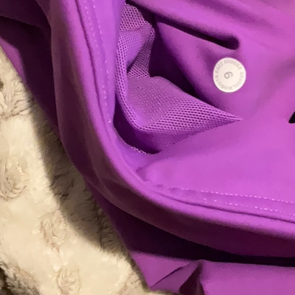 I i’m selling these Lululemon legging they are in color magenta Size 6 - Picture 2 of 4
